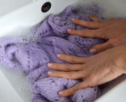 Come lavare i maglioni in lana: guida alla cura dei capi fatti a mano